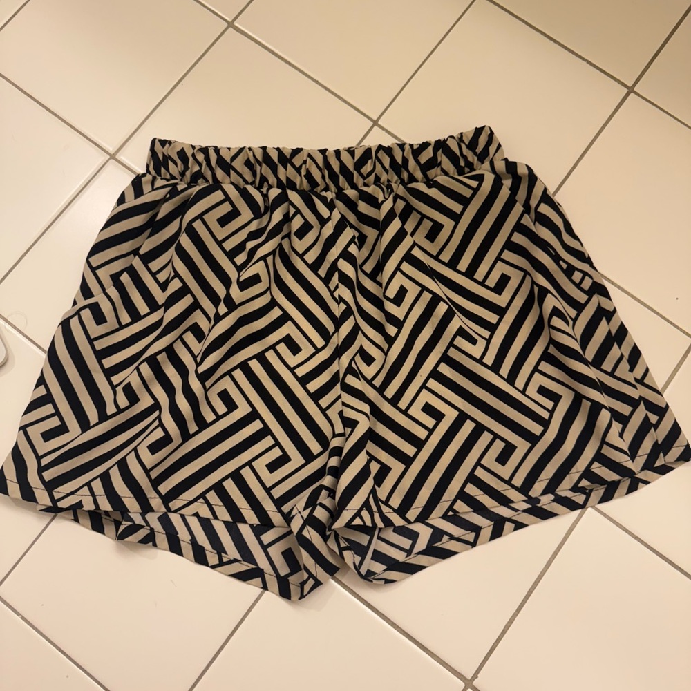 Tyche Size M tan and black flowy shorts with pockets